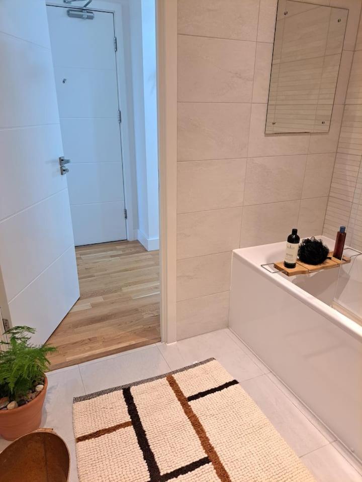 Cozy Double Room With Large En Suite Near Canary Wharf London With Amazing Views In A Shared Apartment Kültér fotó