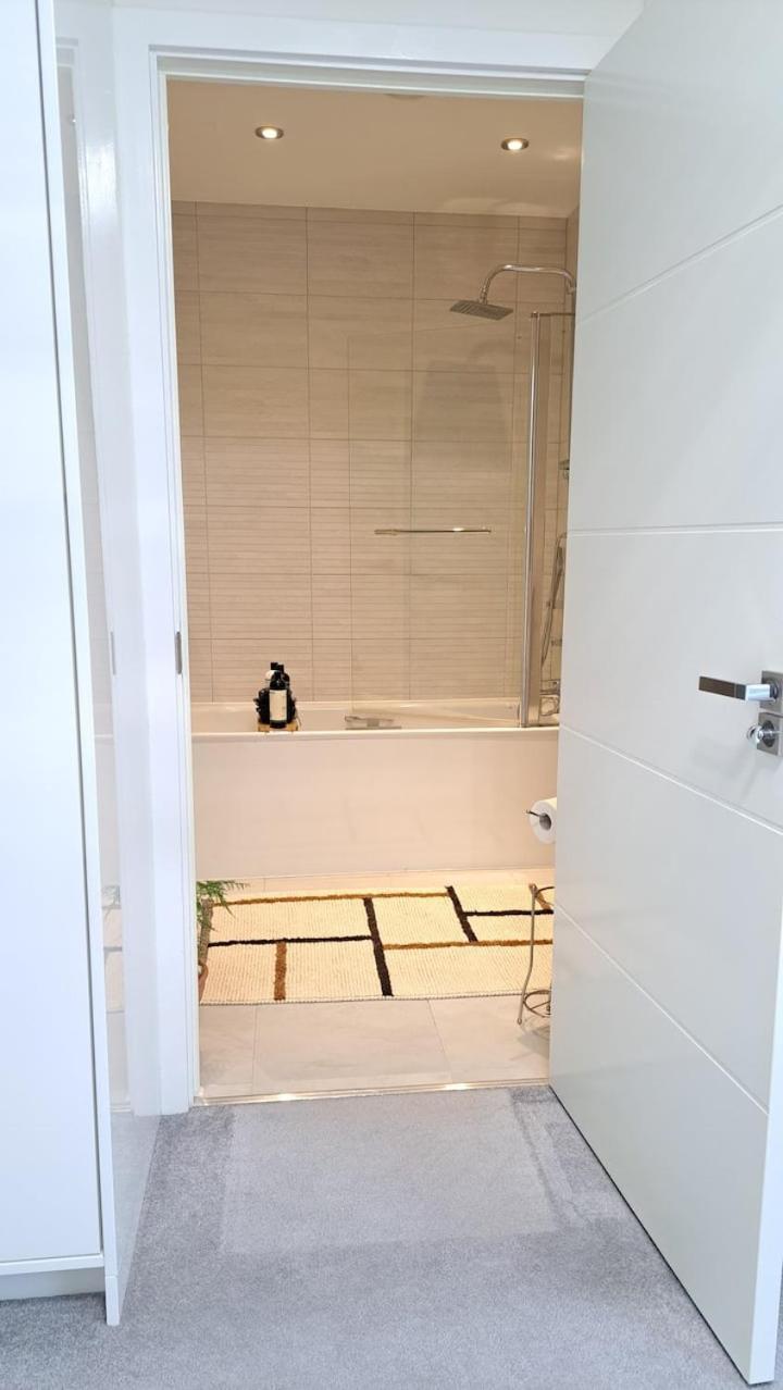 Cozy Double Room With Large En Suite Near Canary Wharf London With Amazing Views In A Shared Apartment Kültér fotó